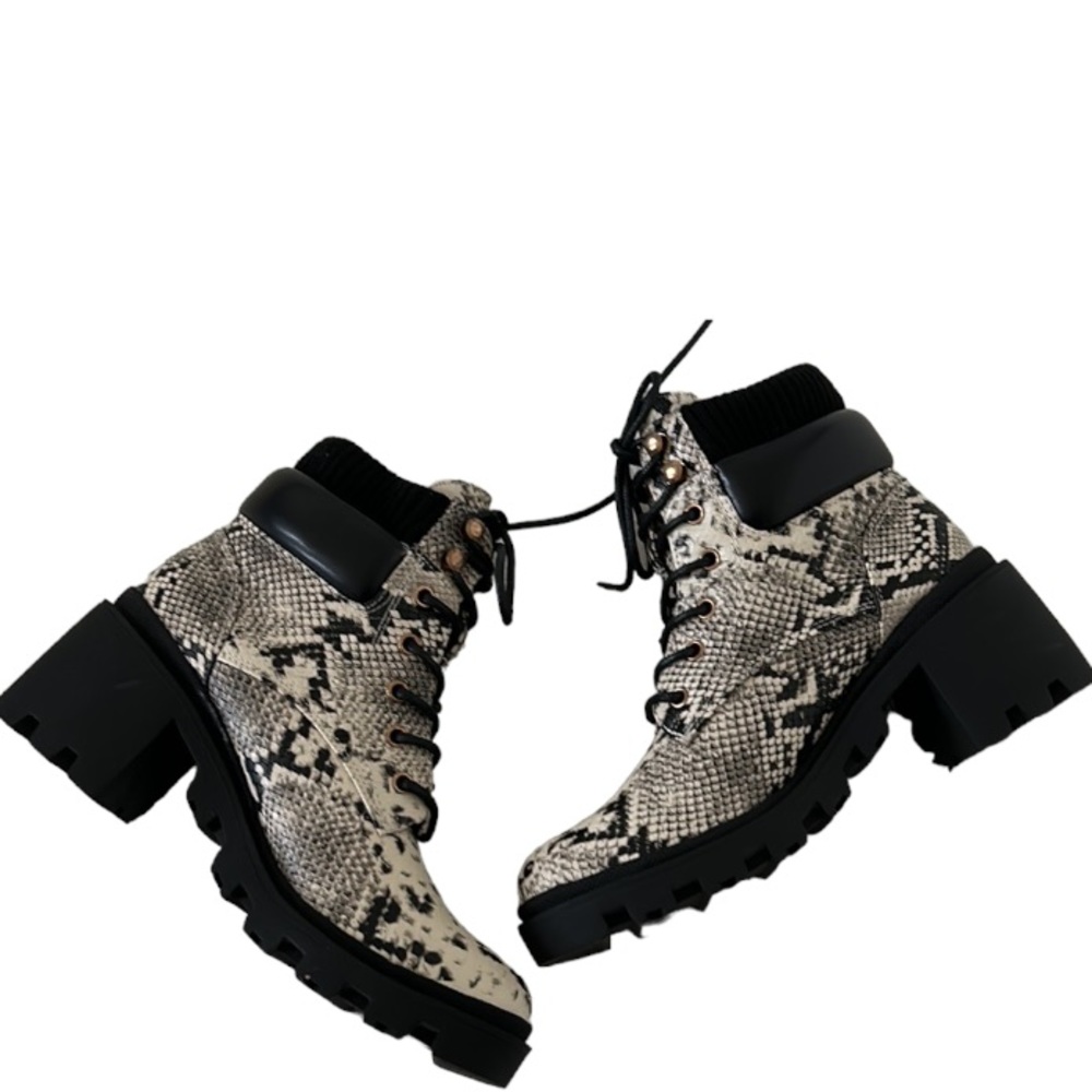 NWT Shoe Dazzle Snakeskin Print Bone/Black Booties Women’s 7